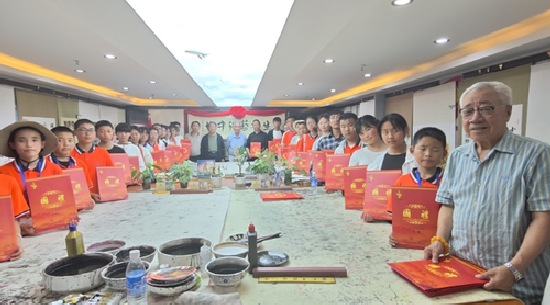 筆墨繪同心，溫情暖童心 生根藝術(shù)中心在臨潭縣夏令營(yíng)中踐行藝術(shù)公益與文化交流